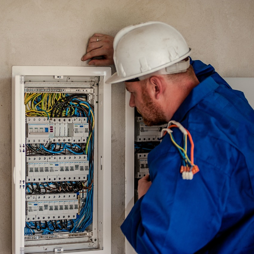 Elettricista costo orario intervento quadro elettrico.